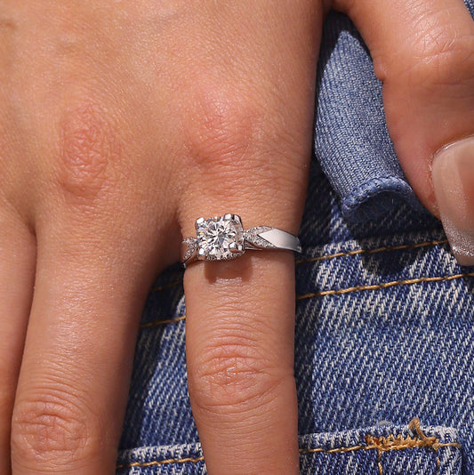 Gnoce Sparkling Twist 1.0 Ct Round VVS Moissanite Engagement Ring_5