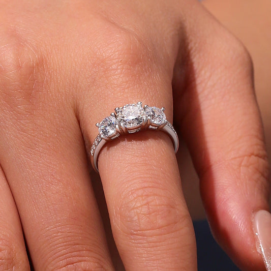 Gnoce 0.7 Ct Round VVS Moissanite Three-Stone Ring_5
