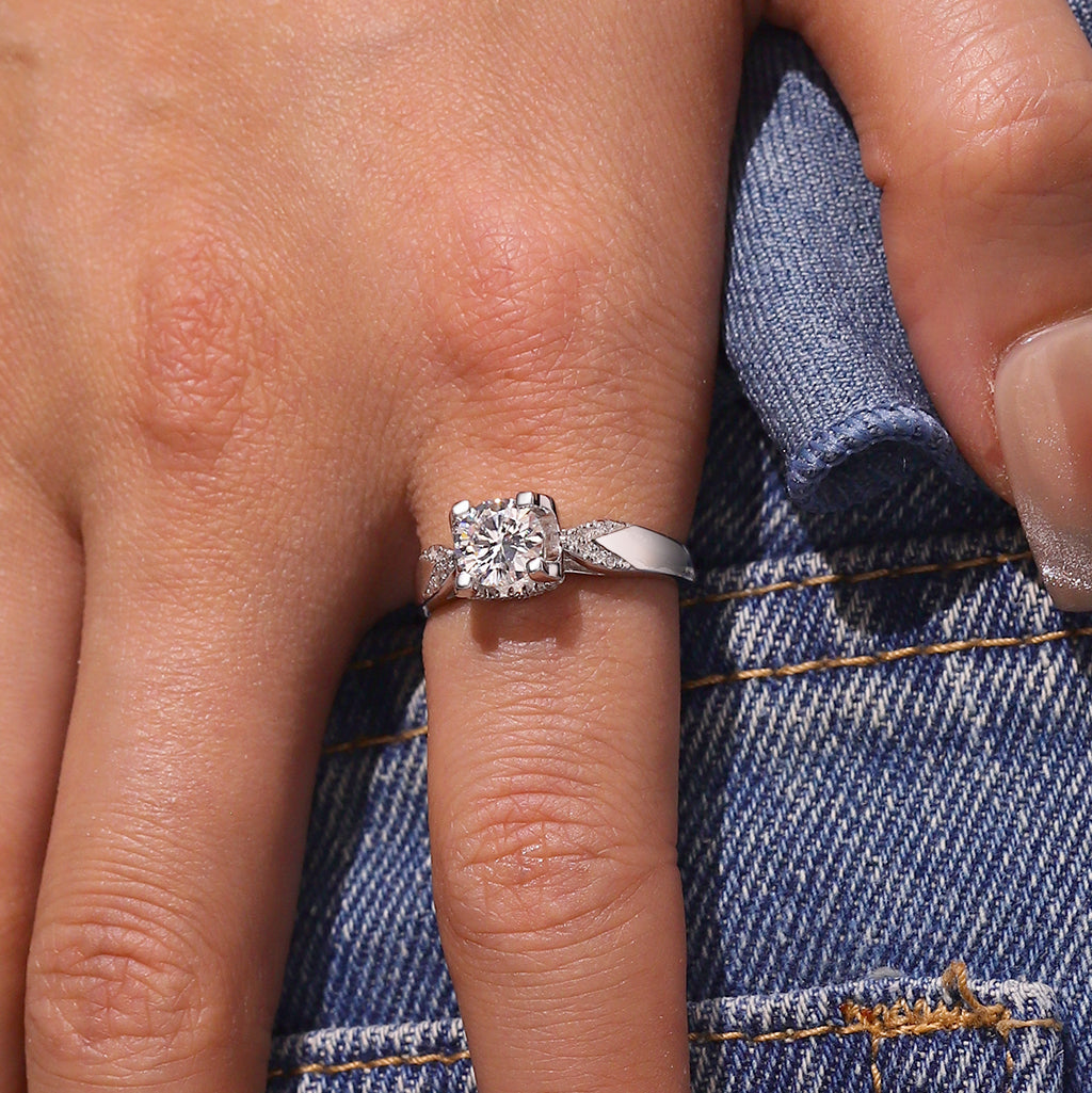 Gnoce Sparkling Twist 1.0 Ct Round VVS Moissanite Engagement Ring_5