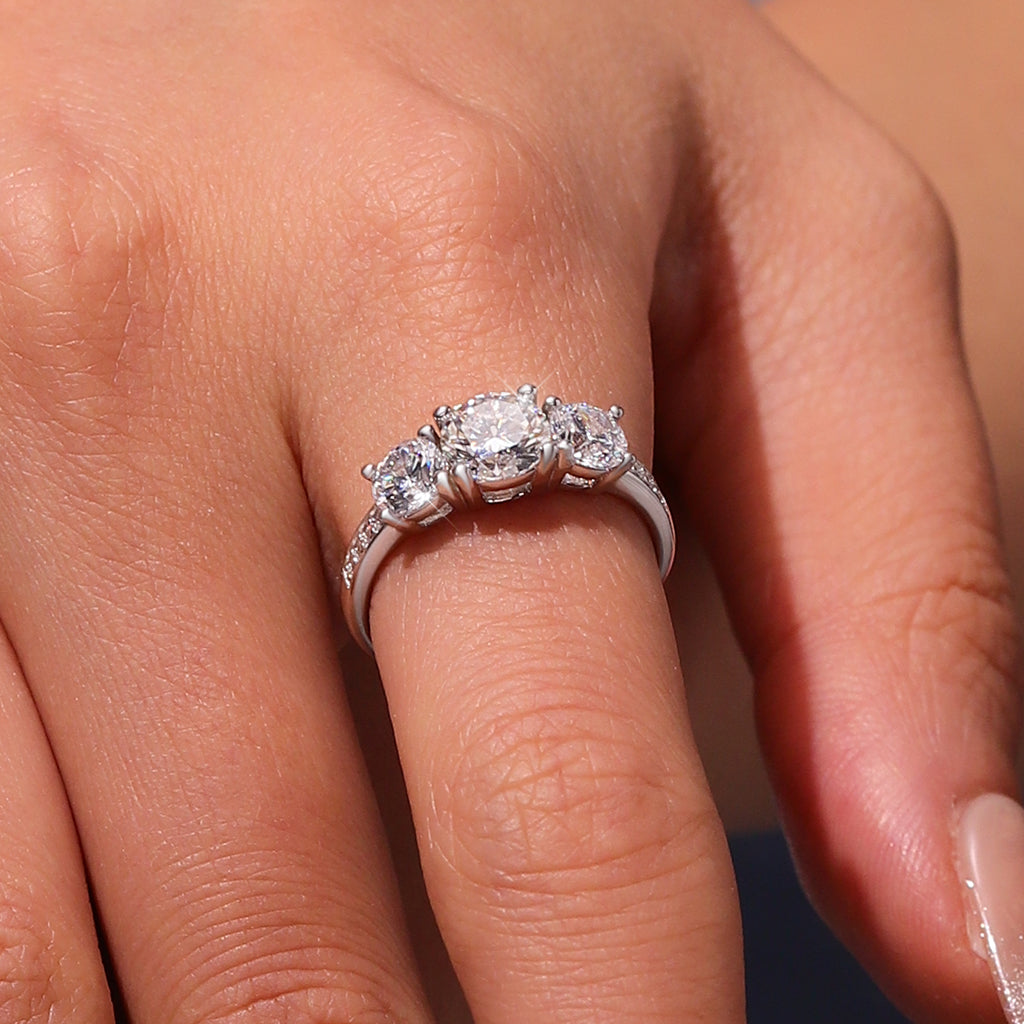 Gnoce 0.7 Ct Round VVS Moissanite Three-Stone Ring_5