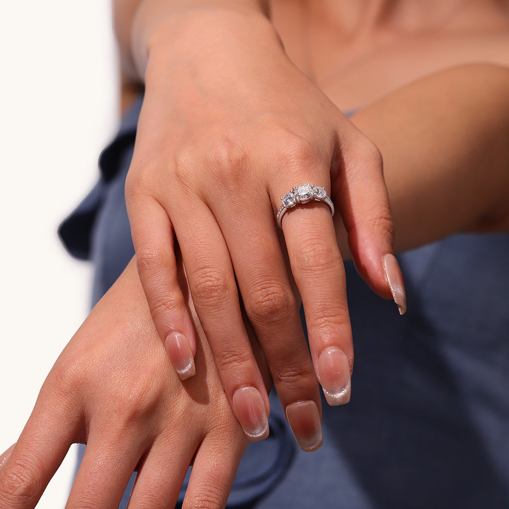 Gnoce 0.7 Ct Round VVS Moissanite Three-Stone Ring_4