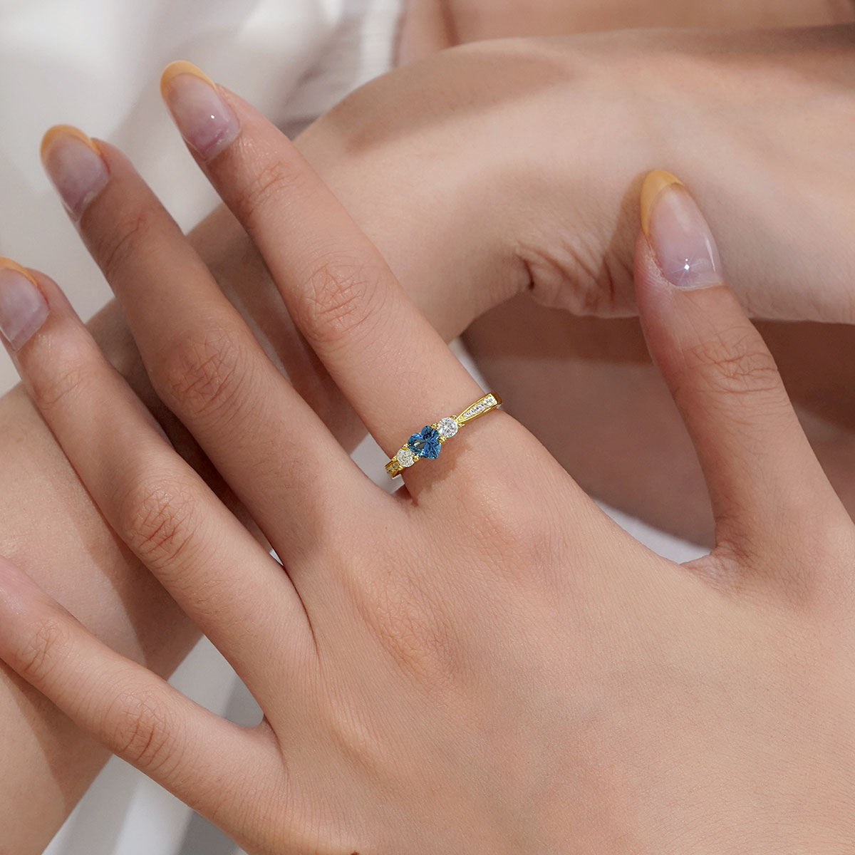 Gnoce Sparkling Three-Stone Promise Ring_3
